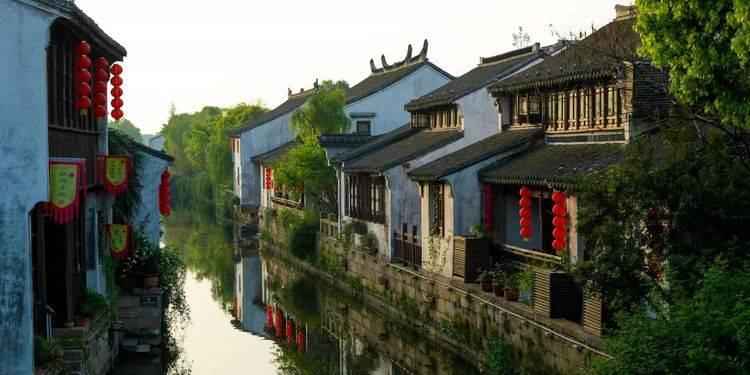 我们决定把时间定在周五晚上六点钟用英语怎么说？